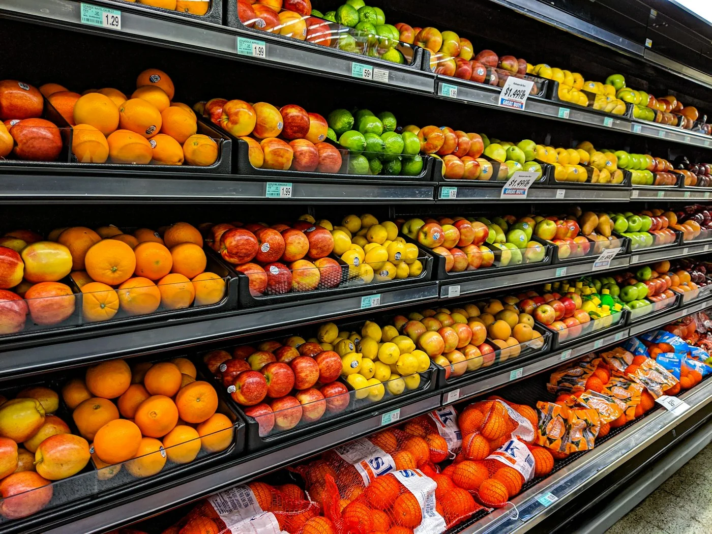 Anaqueles de mercado con frutas y verduras frescas